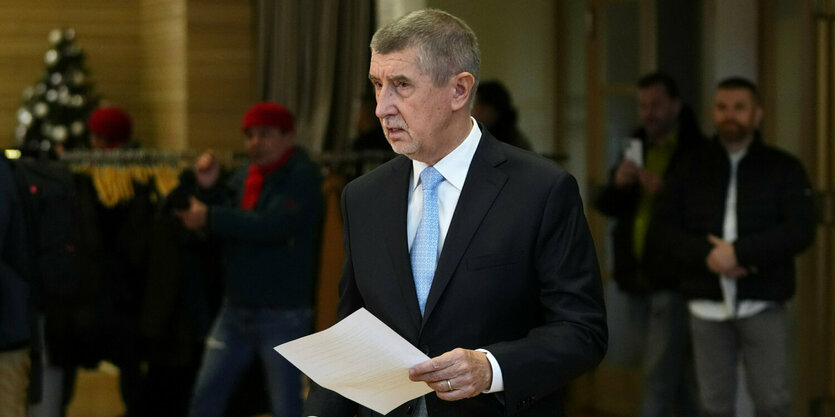 Andrej Babiš mit einem Zettel in der Hand