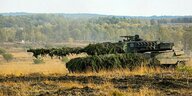 Mit tannengrün getarnter Leopard-Panzer im Gelände