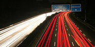 Lichtspuren auf einer Autobahn