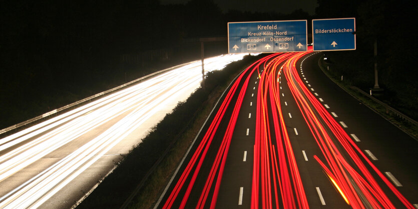 Lichtspuren auf einer Autobahn