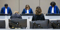 Ein Urteil der Berufungskammer des Internationalen Strafgerichtshofs in Den Haag wird von drei Richterinnen verlesen