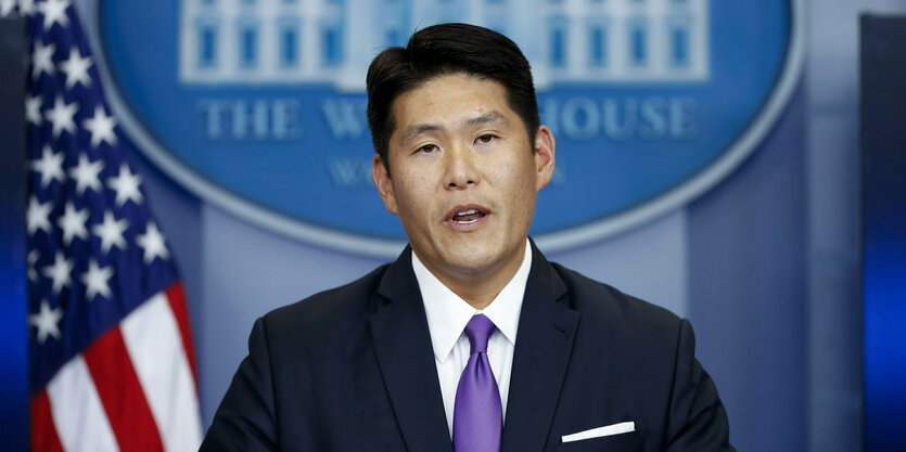 Robert Hur steht in einer Pressekonferenz vor einer US-Fahne