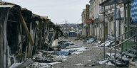 Eine Straße mit zerstörten Häusern