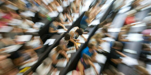 Student:innen in einem Hörsaal