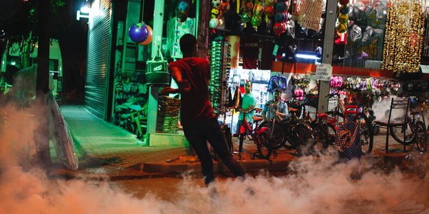 Ein Erdoǧan-Kritiker flieht vor einem Tränengas-Angriff der Regierungstruppen