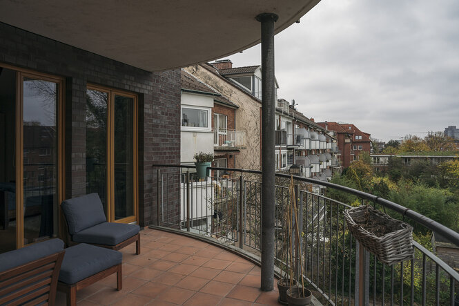 Blick von einem Balkon auf ein hamburger Wohnviertel