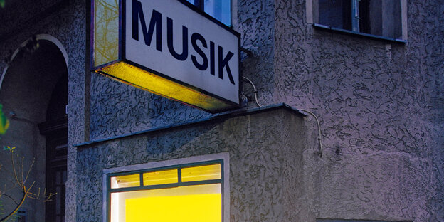 Fassade des Plattenladens "Gelbe Musik" (1981-2014) in Berlin, Ausschnitt