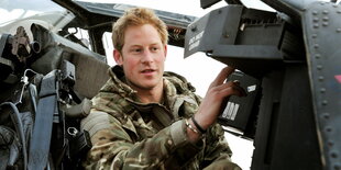 Prince Harry im Cockpit eines Apache Hubschraubers