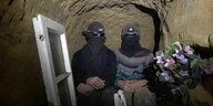 Zwei vermummte Personen in einem Tunnel
