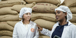 Außenministerin Baerbock in einer Kaffeerösterei mit der Leiterin