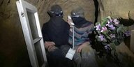 Ausschnitt aus einem Video, zwei vermummte Personen in einem Tunnel