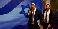 zwei israelische Politiker mit Kipa vor der Landesflagge