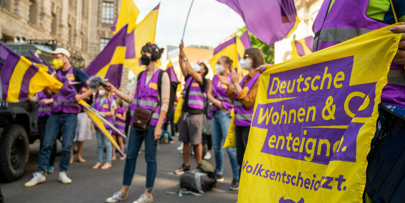 Menschen fordern auf einer Demo die Enteigung großer Wohnungsbaufirmen