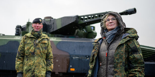 Defense Minister Lambrecht in front of a tank