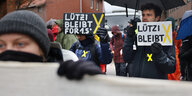 "Lützi bleibt" ist auf den Schildern zu lesen, die von Demonstranten getragen werden