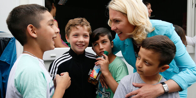 Familienministerin Schwesig unterhält sich mit Kindern.
