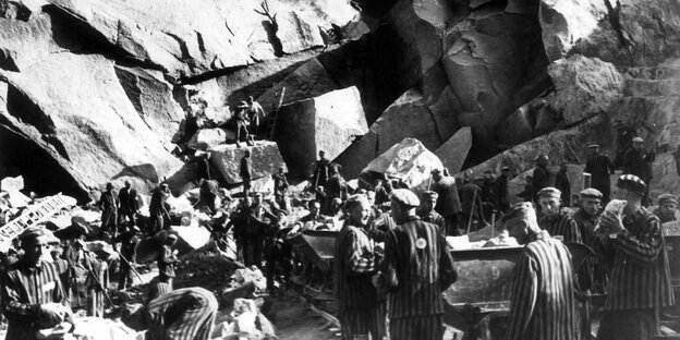 Eine Schwarz-Weiß-Aufnahme vn KZ-Häftlingen in einem Steinbruch