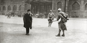 Ein französischer Soldat geht auf einen Bürger zu, mit gezücktem Bajonett