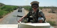 Bundeswehrsoldat auf einem Fahrzeug in Somalia