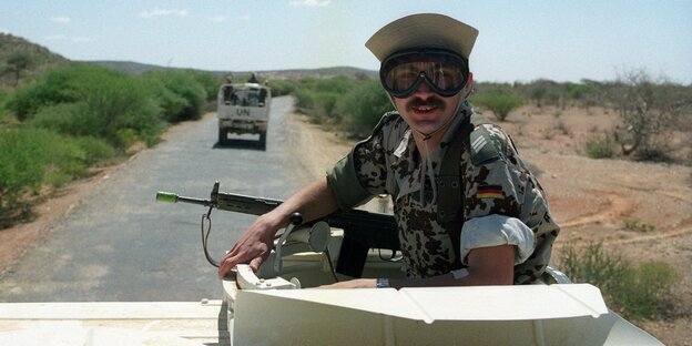 Bundeswehrsoldat auf einem Fahrzeug in Somalia
