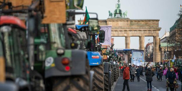 Traktoren und Menschen demonstrieren für Agrarwende in Berlin, 2020