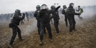 Polizisten versuchen in Lützerath eine Gruppe von Aktivisten und Aktivistinnen zu zerstreuen