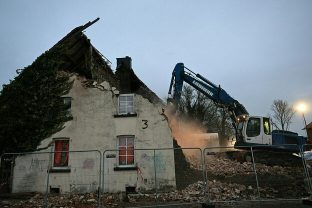 Ein Bagger zerstört das Wohnhaus des letzten bauern von Lützerath