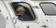 Christine Lambrecht, Verteidigungsministerin, guckt aus einem Hubschrauberfenster