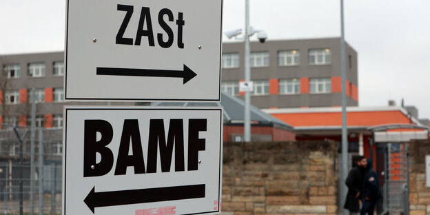 There are signposts in the entrance area to the central contact point for asylum seekers (ZASt) and the Federal Office for Migration and Refugees (BAMF).