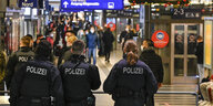 Bundespolizisten stehen im Bremer Hauptbahnhof um Kontrollen durchzuführen.