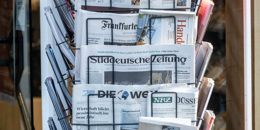 Zeitungen in einem Zeitungsständer