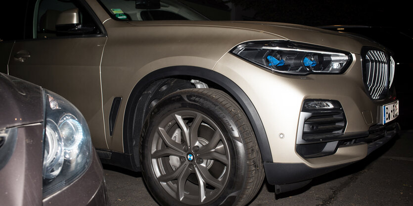 Ein SUV parkt bei Nacht an einer Straße.