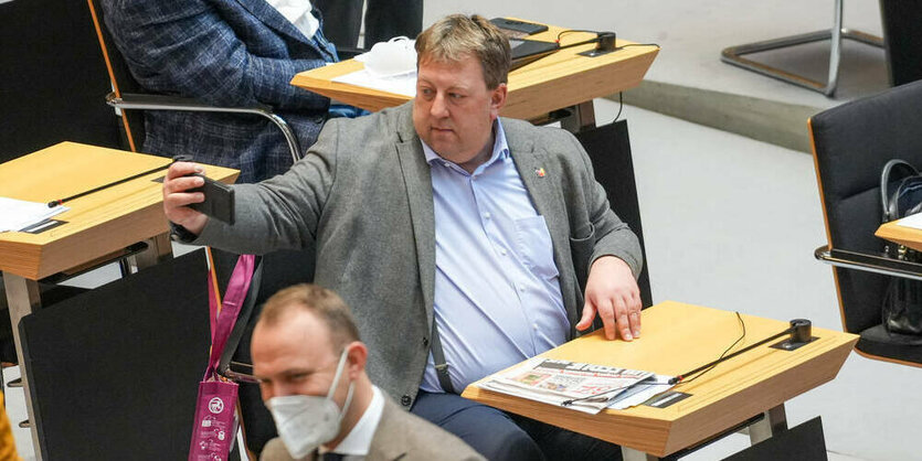 Rückt sich gerne ins rechte Licht: Gunnar Lindemann (AfD) im Berliner Abgeordnetenhaus, Januar 2022, sitzt in einem Stuhl und macht von sich ein Selfie