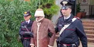 Der Mafiaboss Denaro wird von zwei Carabinieri abgeführt