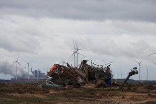 Ein Trümmerhaufen vor Windrädern in Lützerath