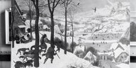 Schwarzweiß-Aufnahme von einem historischen Gemälde von Peter Bruegel, das Jäger im Schnee zeigt