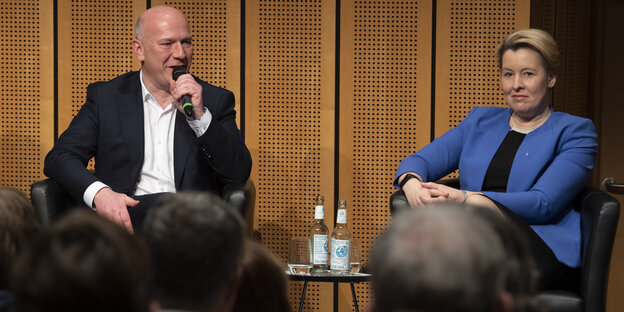 Das Bild zeigt Franziska Giffey (SPD) und Kai Wegner (CDU) bei einer Podiumsdiskussion zur Wiederholungswahl.