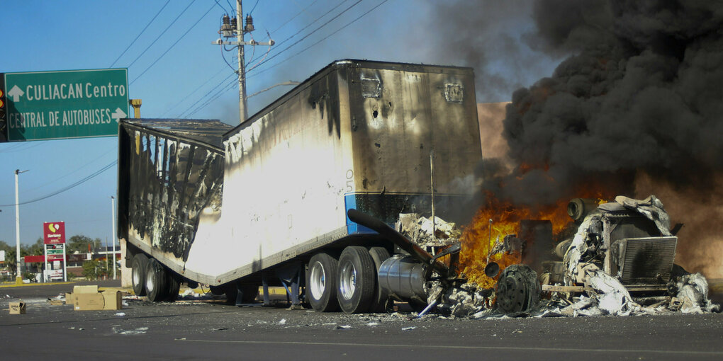 Ein brennender LKW