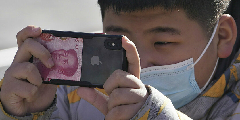 Eine Person fotografiert mit dem Handy