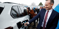 Verkehrsminister Volker Wissing befüllt einen Wasserstoff-BMW