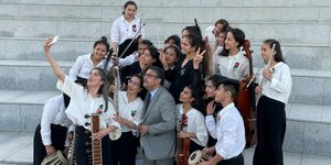 Das Zohra-Orchester mit Huma Rahimi (macht ein Selfie) und Ahmad Sarmast in Lissabon