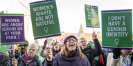 Frauen protestieren mit Schildern