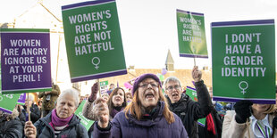 Frauen protestieren mit Schildern