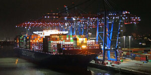 Containerschiff im Dunkeln im Hafen