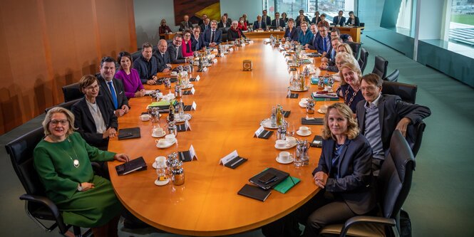 Kabinettstisch Gruppenbild