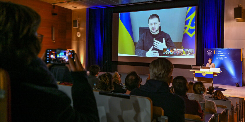 Videoleinwand im Hörsaal