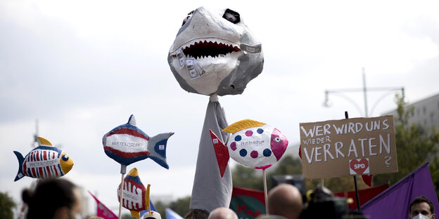 Ein Hai und ein Schild auf einer Dmeonstration: "Wer wird uns wieder verraten? SPD"