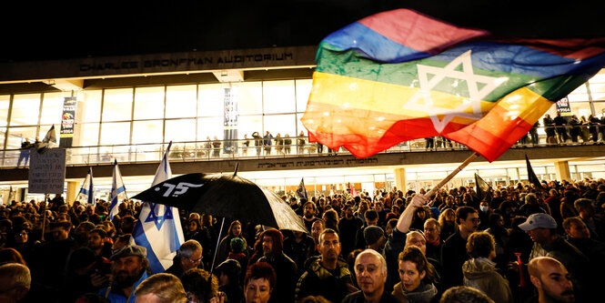 Demonstration mit Regenbogenfahne