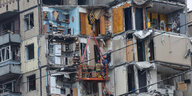 Ein zerstörtes Wohnhaus in der Ukraine