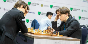 Der deutsche Schachprofi Vincent Keymer und Weltmeister Magnus Carlsen